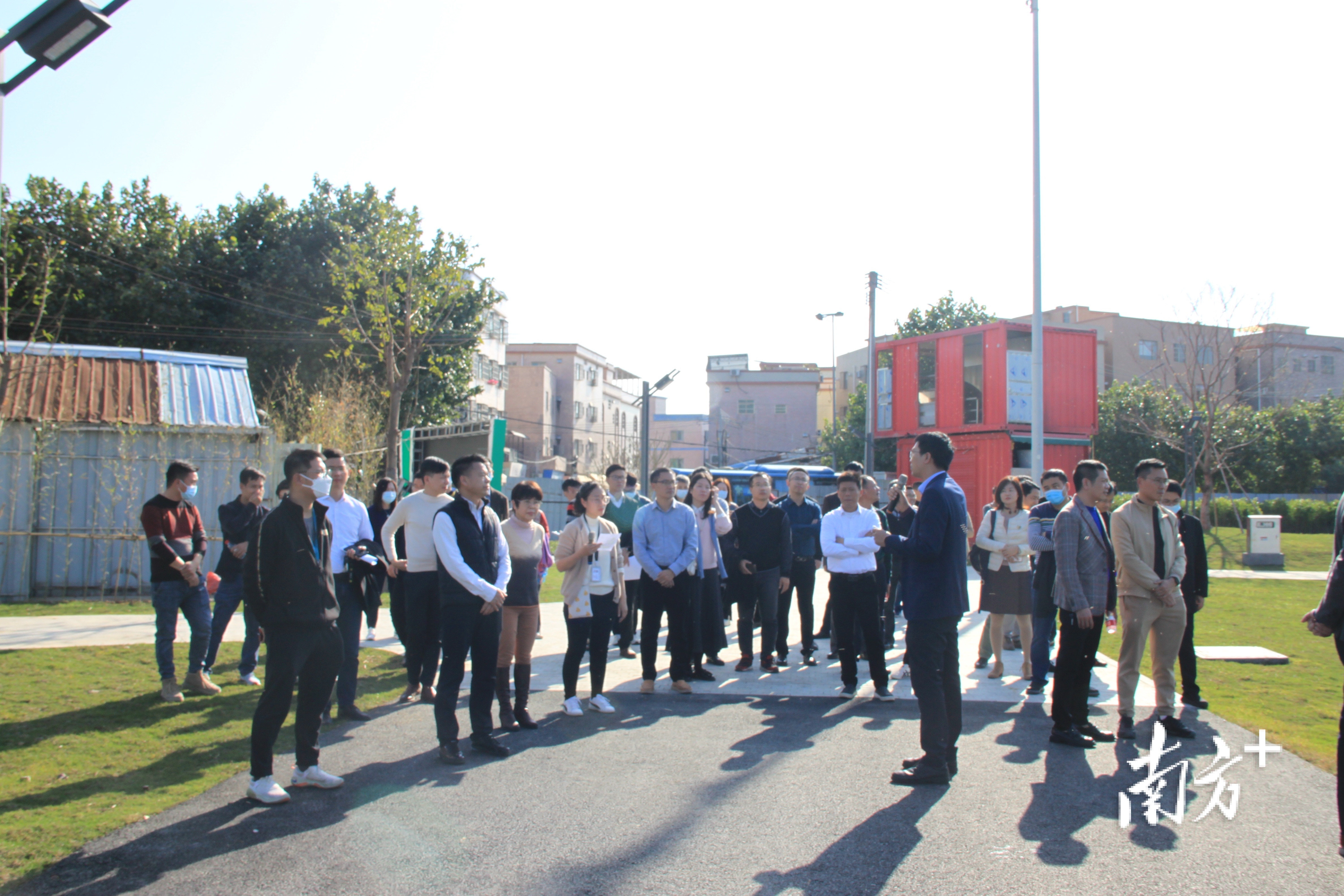 学员走进美岸示范点现场学习。 学员走进美岸示范点现场学习。