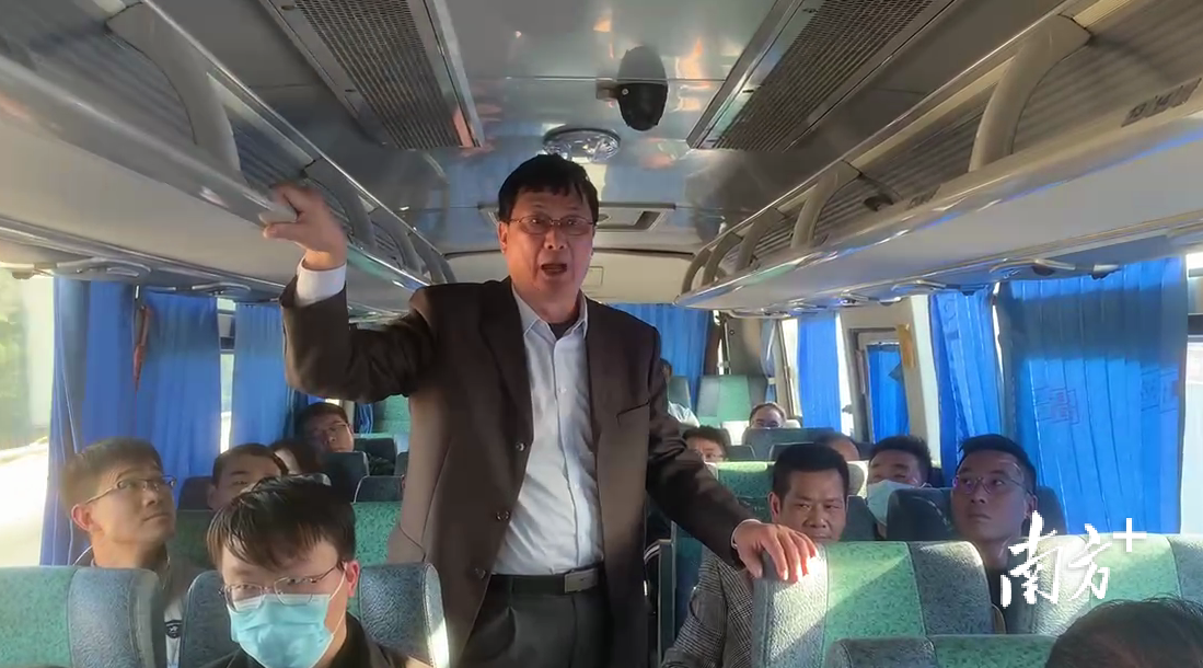 参与活动的村(社区)书记们在大巴车上围绕“以水兴城”谈体会、讲感受。 参与活动的村(社区)书记们在大巴车上围绕“以水兴城”谈体会、讲感受。