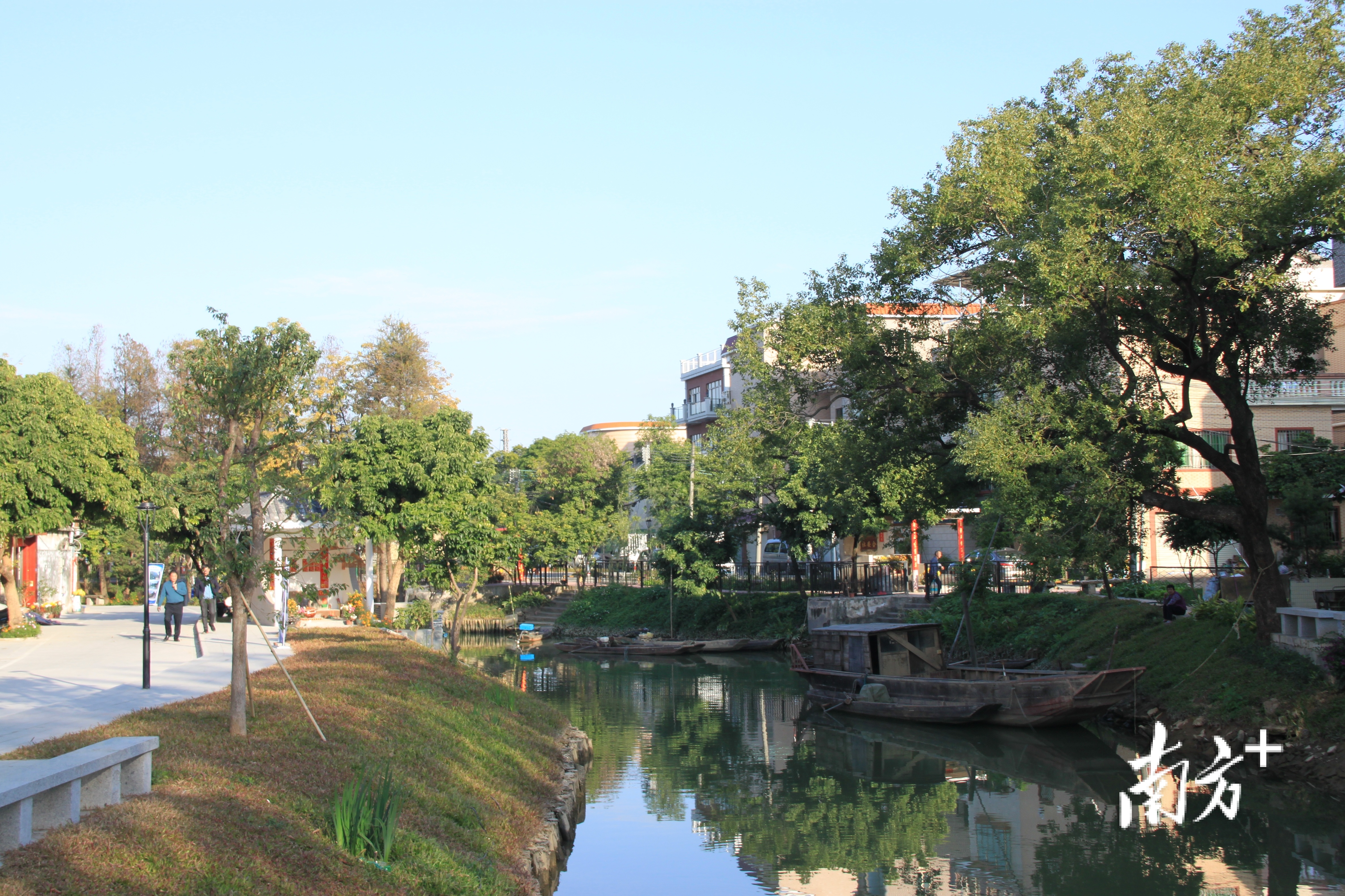 还岸于民,三洲社区区家村小组的滨水公共空间一角。 还岸于民,三洲社区区家村小组的滨水公共空间一角。