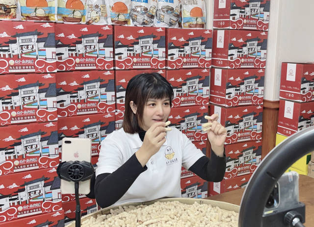 村长伯伯直播间内，主播正推介连平花生