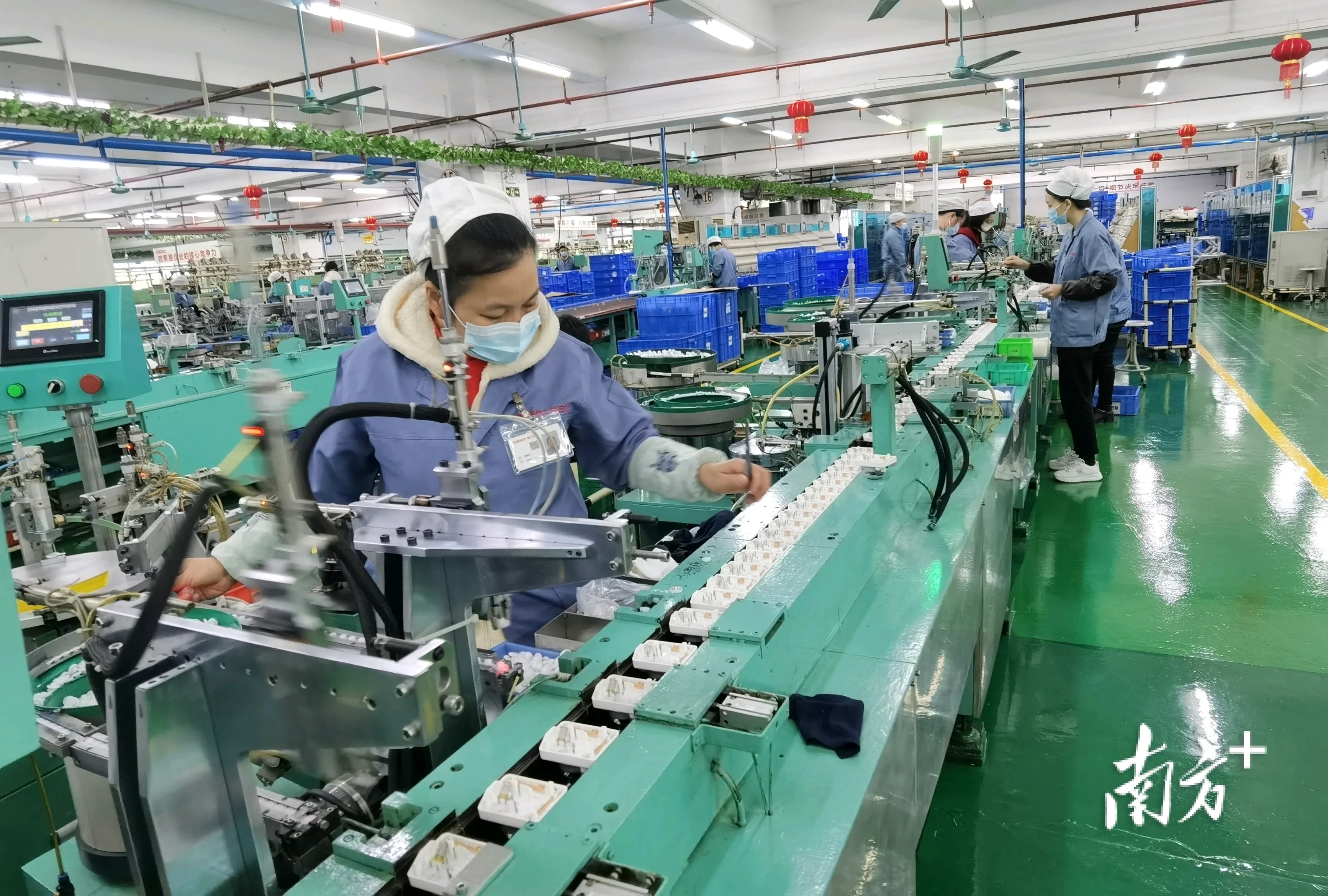 格兰仕生产车间。