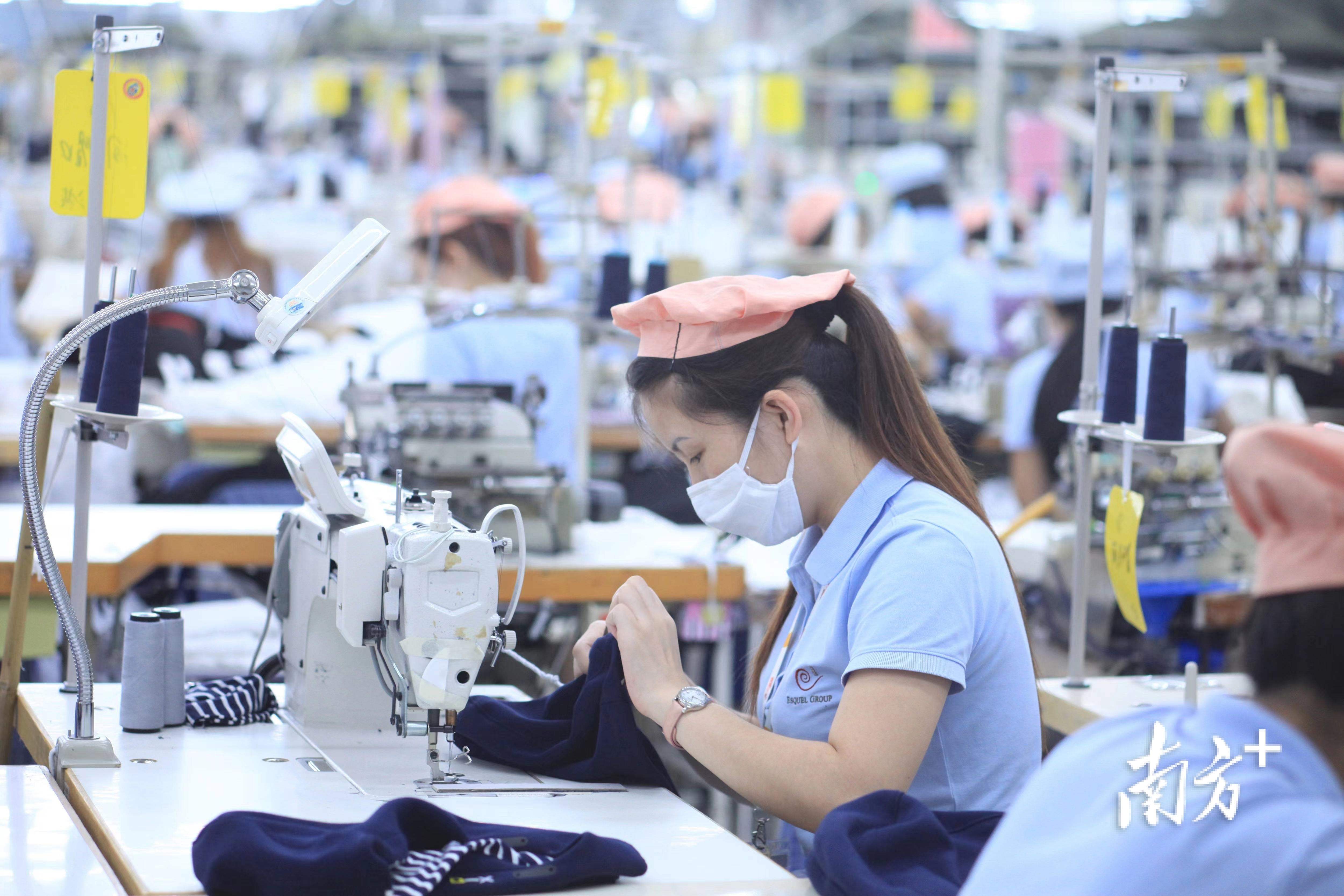 广东溢达生产车间。