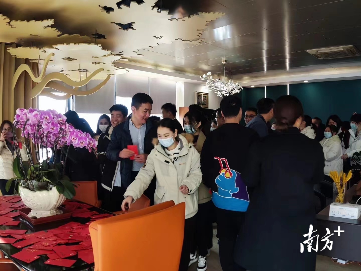 广佛智城开业，现场人头攒动。