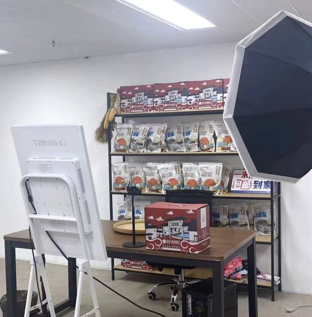 村长伯伯电商直播间