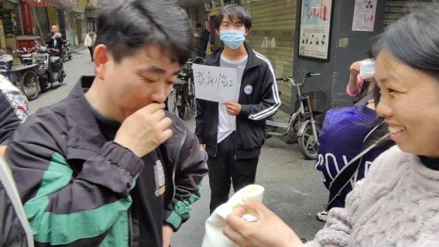 站在路边举着纸牌的李奈