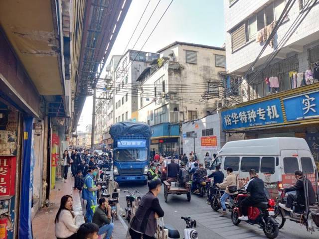 午后的鹭江南约大街一片忙碌