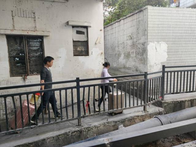 返回“制衣村”的务工者