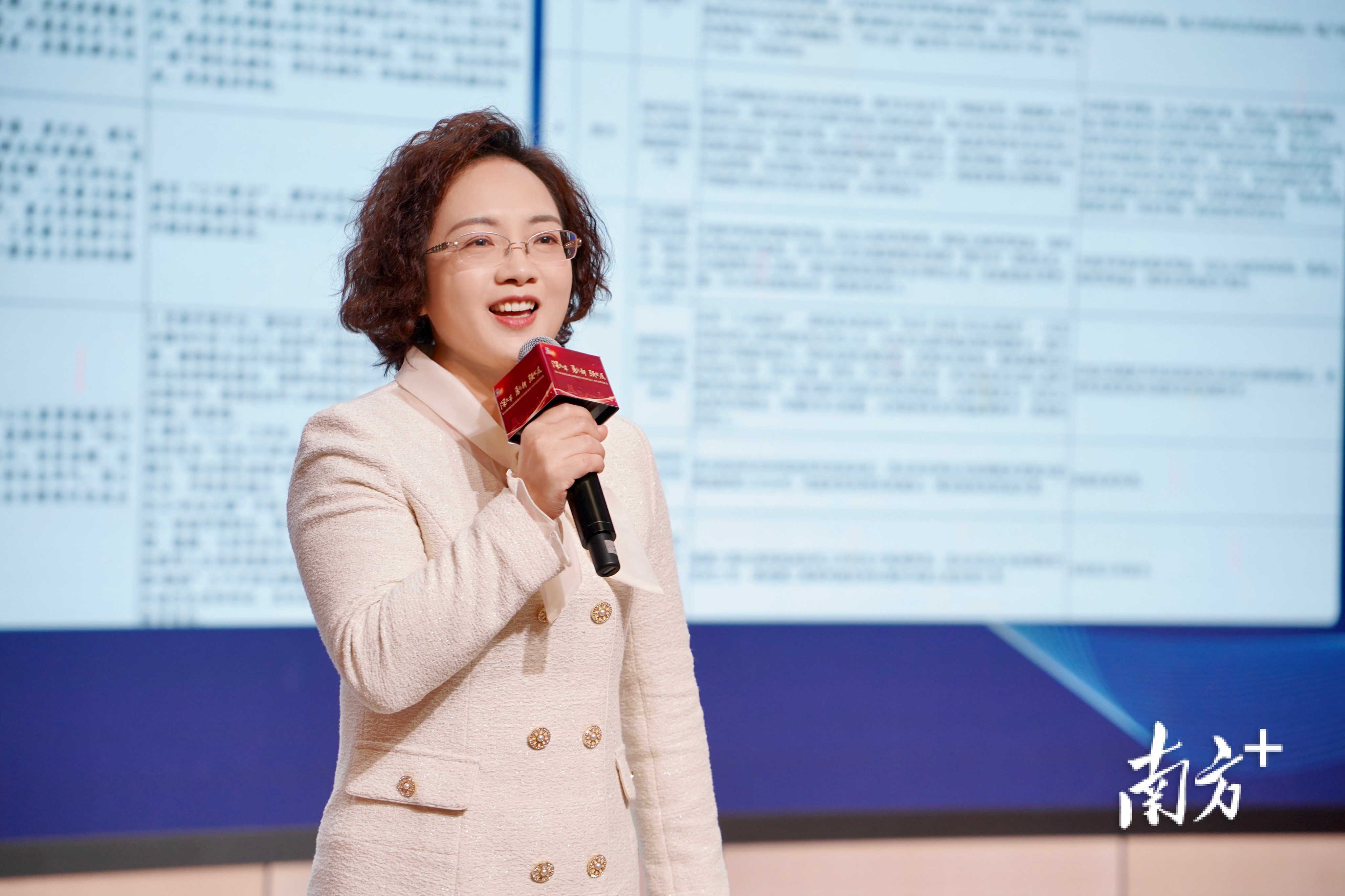 里水镇党委副书记、镇长邓秀娟发布里水镇推动经济高质量发展十大行动计划。