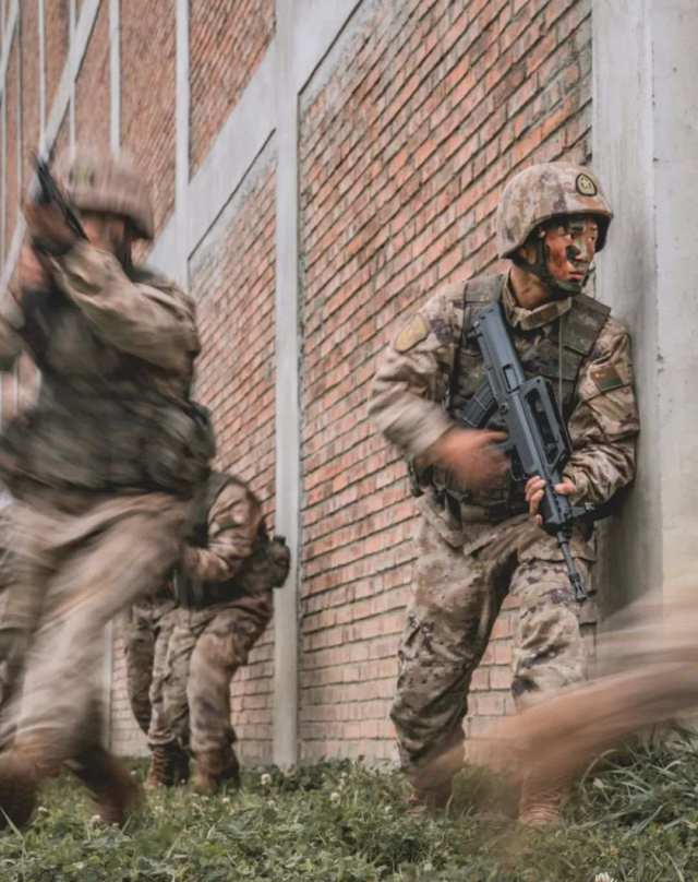 南方网>新闻>中国新闻>不断提升单兵作战能力官兵们挑战自我,突破极限