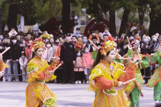 大年初一，潮阳西门女子英歌队在表演中。新华社发