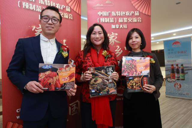 联邦国会议员叶嘉丽在展示广东预制菜的拳头产品。