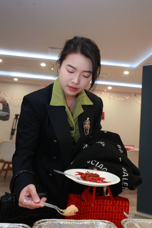 嘉宾在品尝广东预制菜。