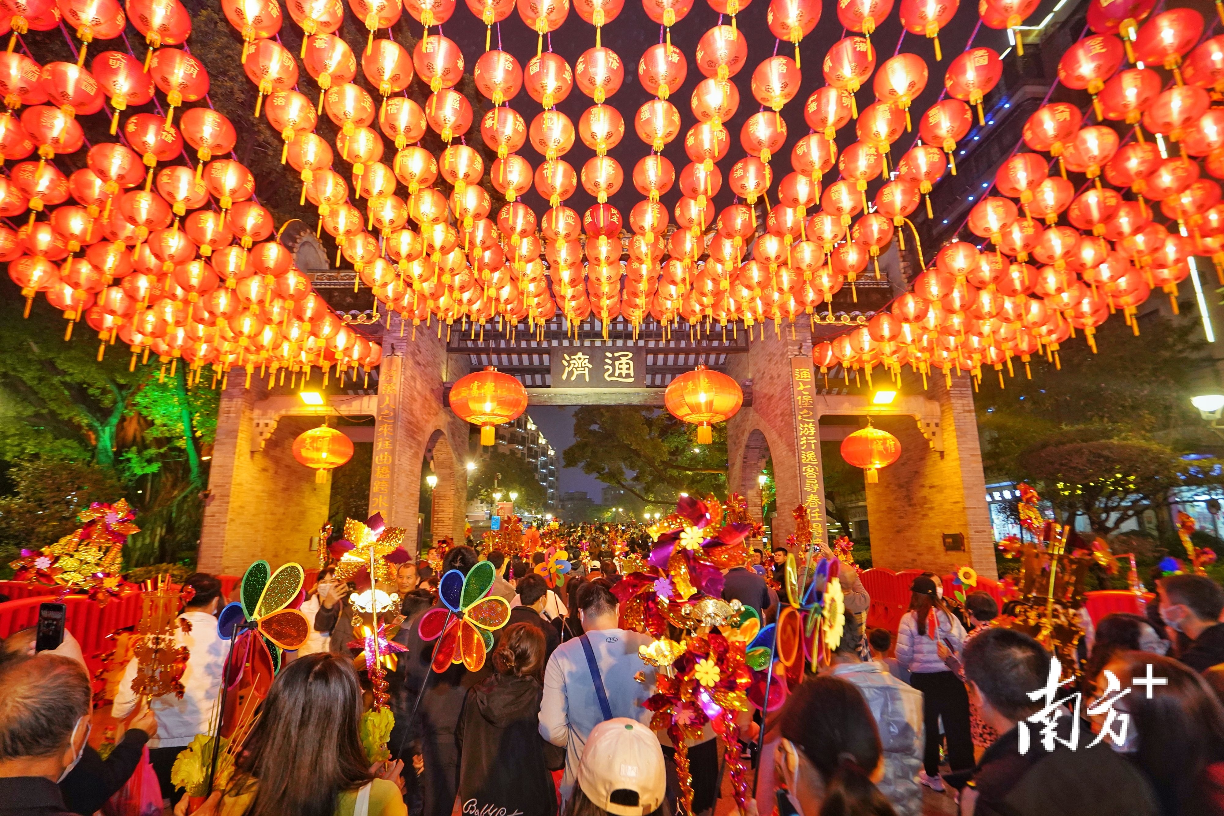 火热的不仅是“行通济”的回归，通济市集上传统非遗与国潮文创齐齐亮相，禅城辖区里商圈消费与人气人流双双出彩。