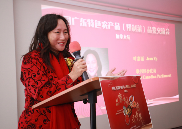 联邦国会议员叶嘉丽宣读总理贺信。