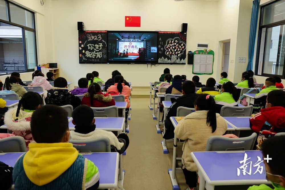 学校通过直播方式将开学典礼现场传播到各个课室。