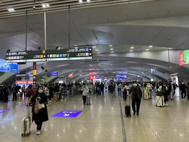 晚上11时许,广州南站内客流量依然不小.