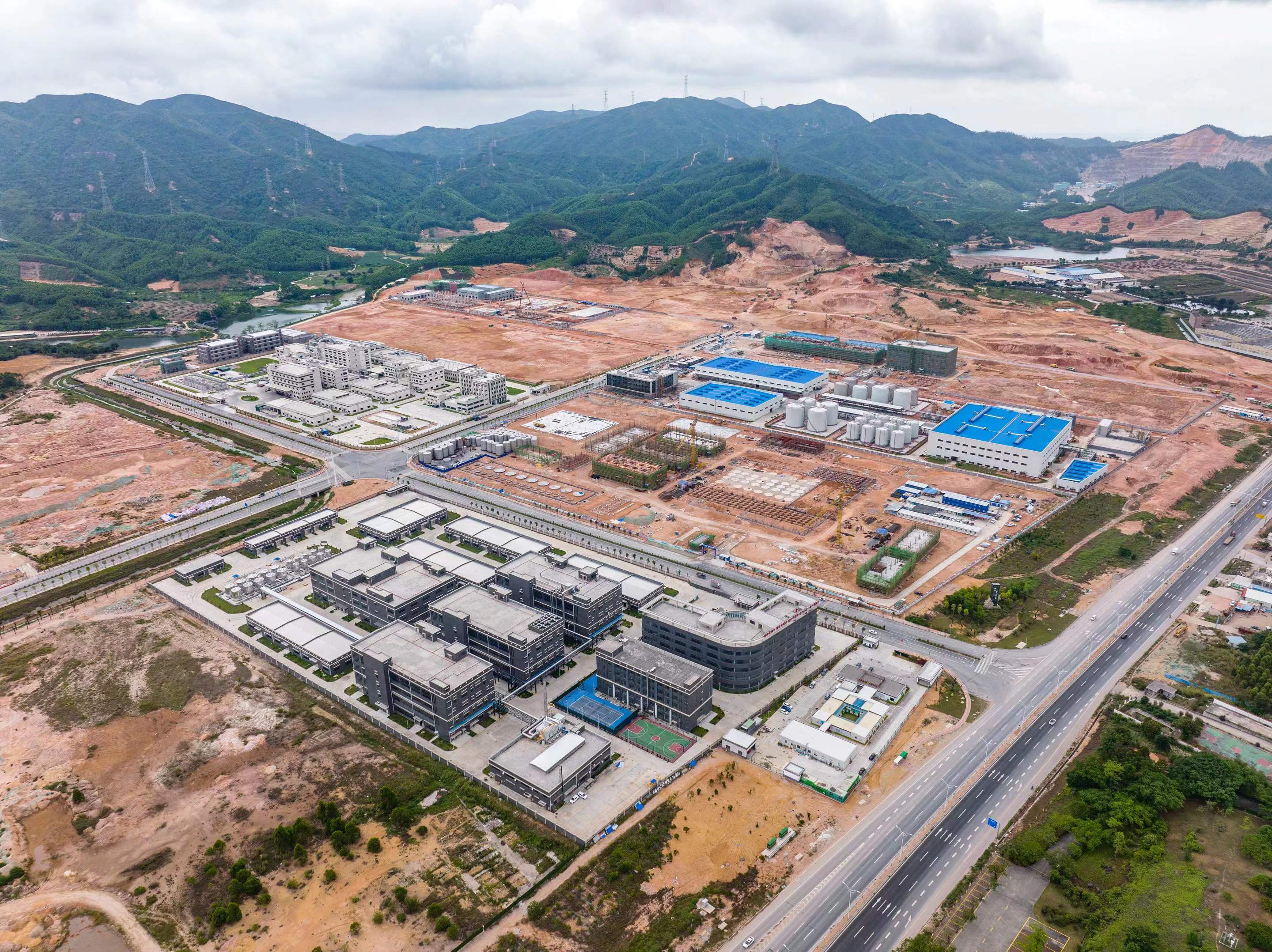 2月3日，一批重点项目在珠西新材料集聚区集中开工、投产。新会区工业园区管委会供图