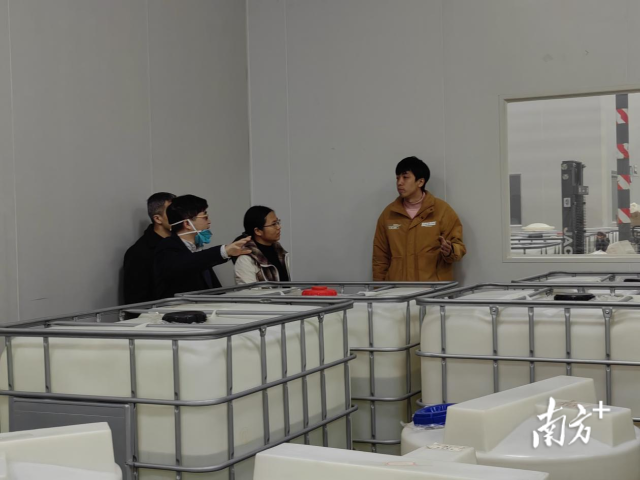 专家在现场讲解生产实用技术。