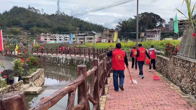  党员志愿者在参与人居环境卫生整治行动。