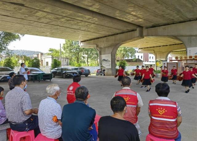 龍上公園成了村民活動的新場所,。