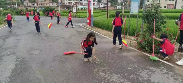 “小手拉大手”——卫生行动从小做起。