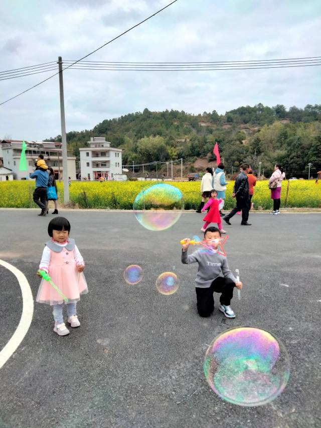 做好农村公路建设，助力新时代乡村振兴。  