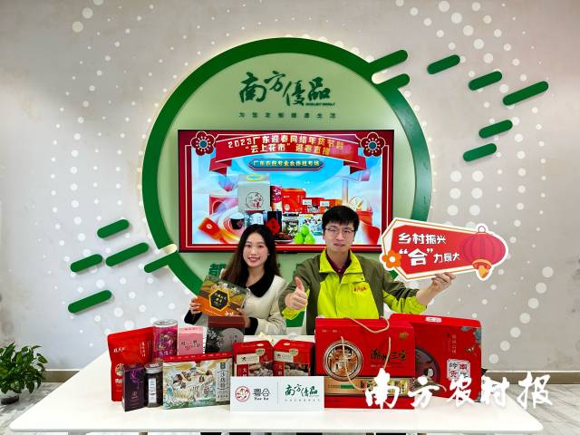 南方优品主播向观众推介农民合作社的优质产品。