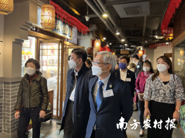 粤港澳大湾区医疗专业考察团考察新会陈皮产业。