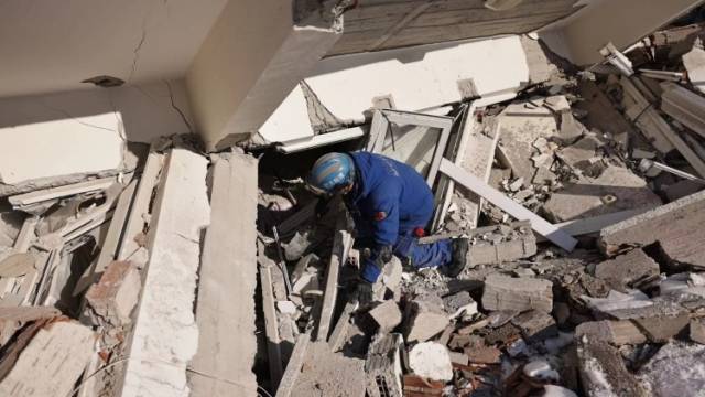 时间就是生命！ 在倒塌楼房中搜寻可能｜一线直击土耳其强震