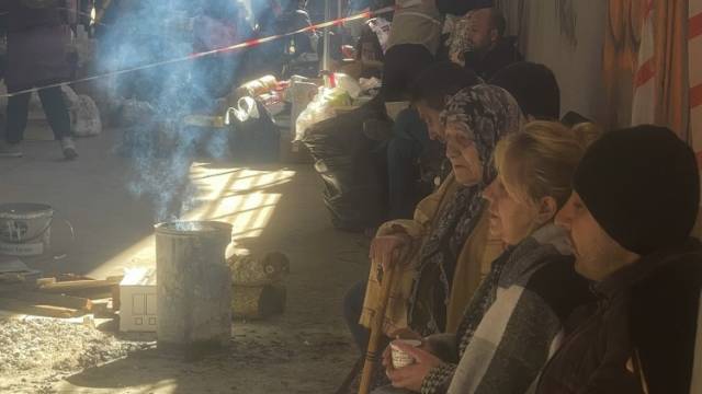 生火取暖，废墟旁建起临时安置点｜一线直击土耳其强震