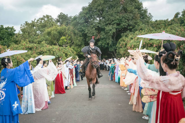 2021年，根子贡园门口举行赏花叹蜜活动，演绎高州荔枝进长安盛景。