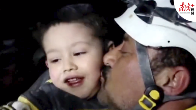 南方拍客|叙利亚小男孩获救瞬间脸上充满微笑