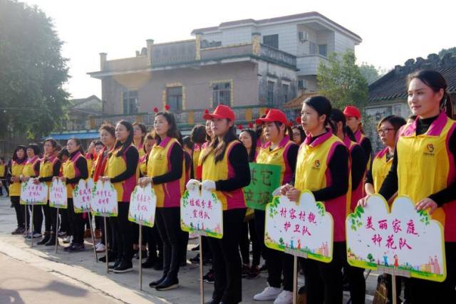 中山市建立美麗家庭志愿隊(duì)伍,，引導(dǎo)婦女發(fā)揮巾幗力量,，推動(dòng)農(nóng)村人居環(huán)境整治等工作。