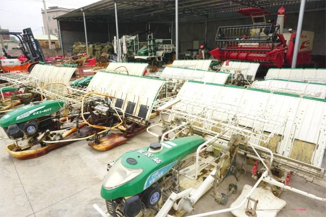 备战春耕，抓紧农机维修工作。