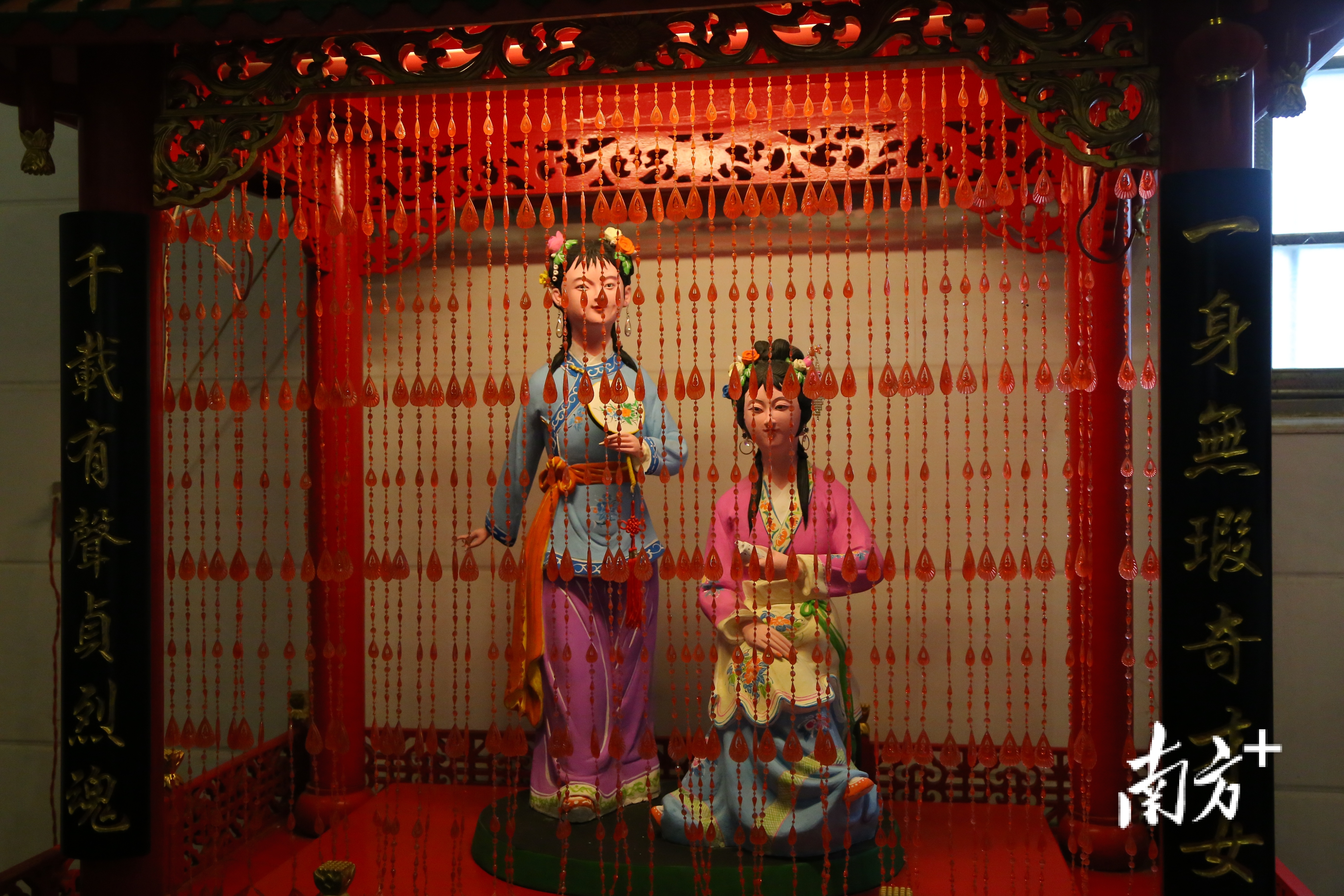 苏六娘和桃花塑像。