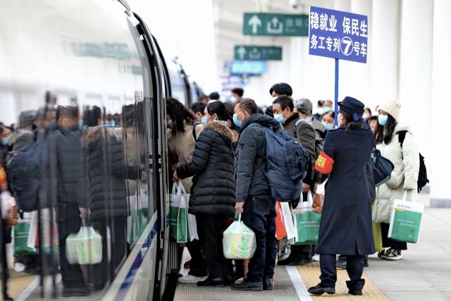 开年复工复产，多地启动农民工务工专列。新华社图片