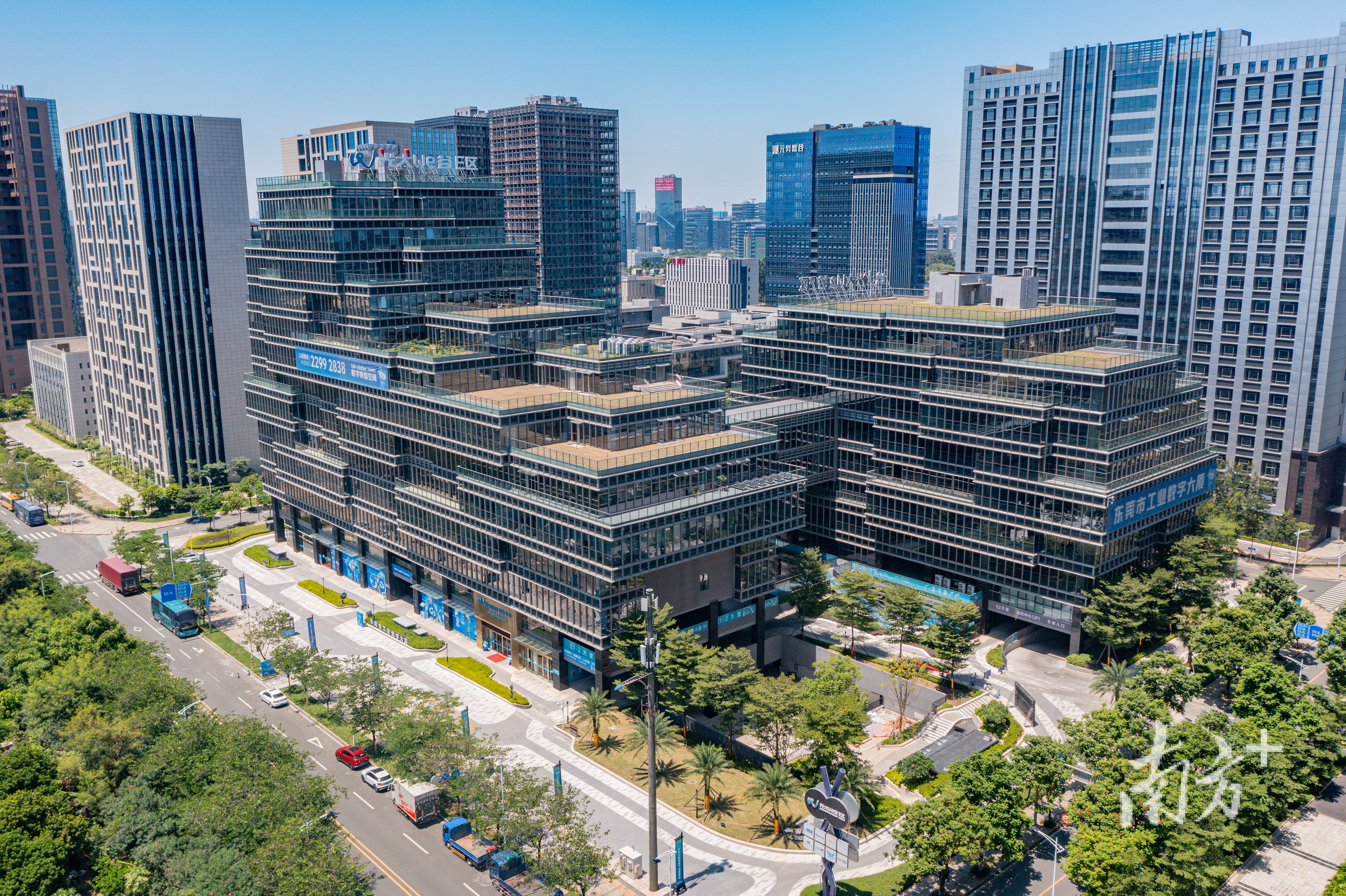 松山湖数字经济产业初显规模,东莞工业数字大厦建成启用。黄政正 摄 松山湖数字经济产业初显规模,东莞工业数字大厦建成启用。黄政正 摄