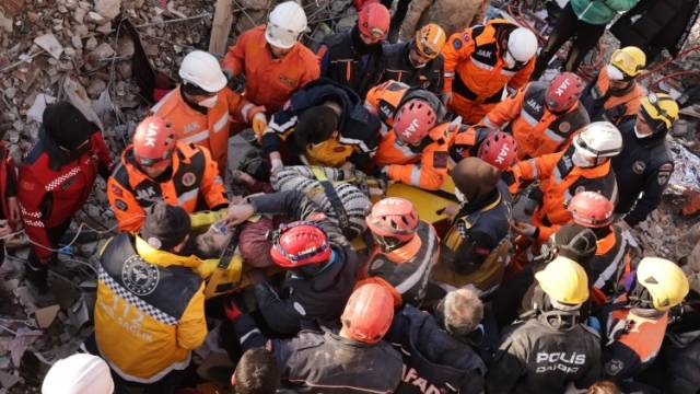 奇迹！震中马拉什35岁女性被困9天后成功营救|一线直击土耳其强震