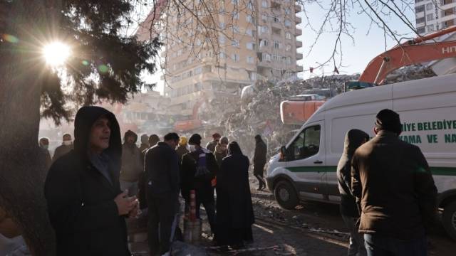 民众返回震后家园，在废墟中清理出相册和钥匙｜一线直击土耳其强震