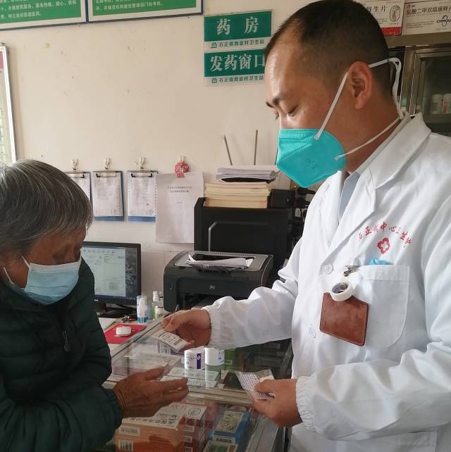 梅州平远县周畲村村医凌征栋正在为村民配药。