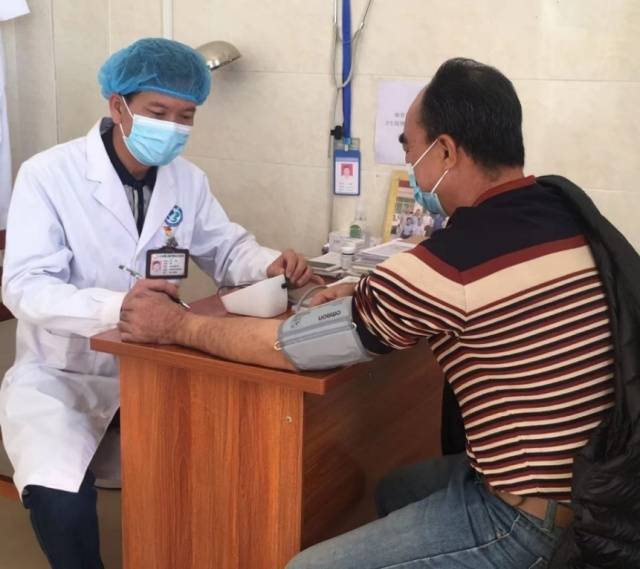 阳江市阳西县的一名村医给村民测量血压。