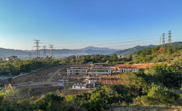 原福岭村小学内的空地正在施工，很快，这些混凝土桩上将铺上一块块光伏板。汪敬淼 摄