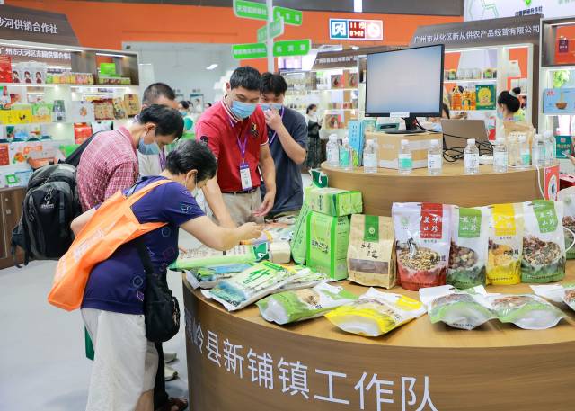 驻新铺镇帮扶工作队参加2022年世界食品广州展。