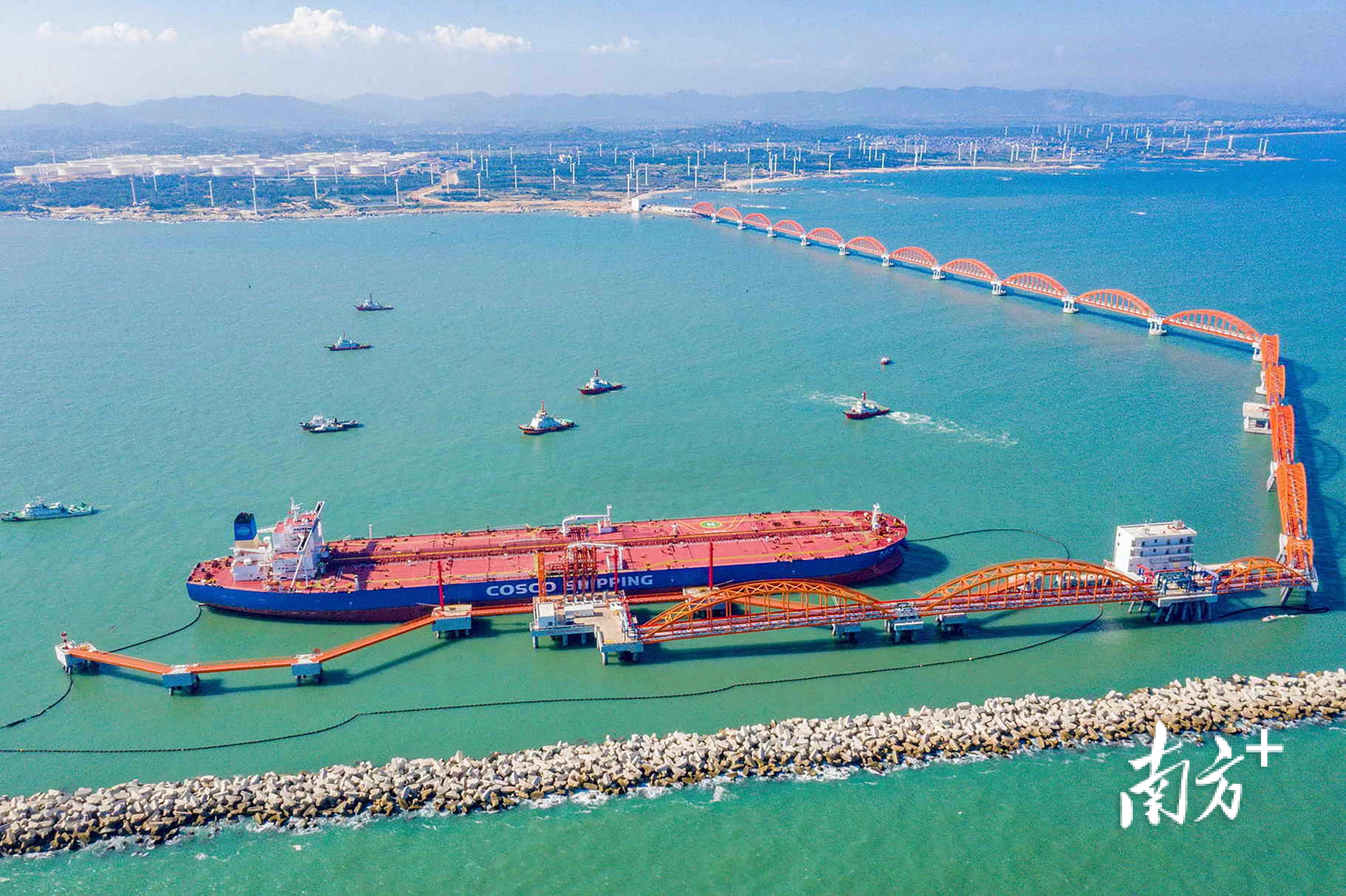 中国石油广东石化公司进口原油船舶顺利靠泊原油码头。