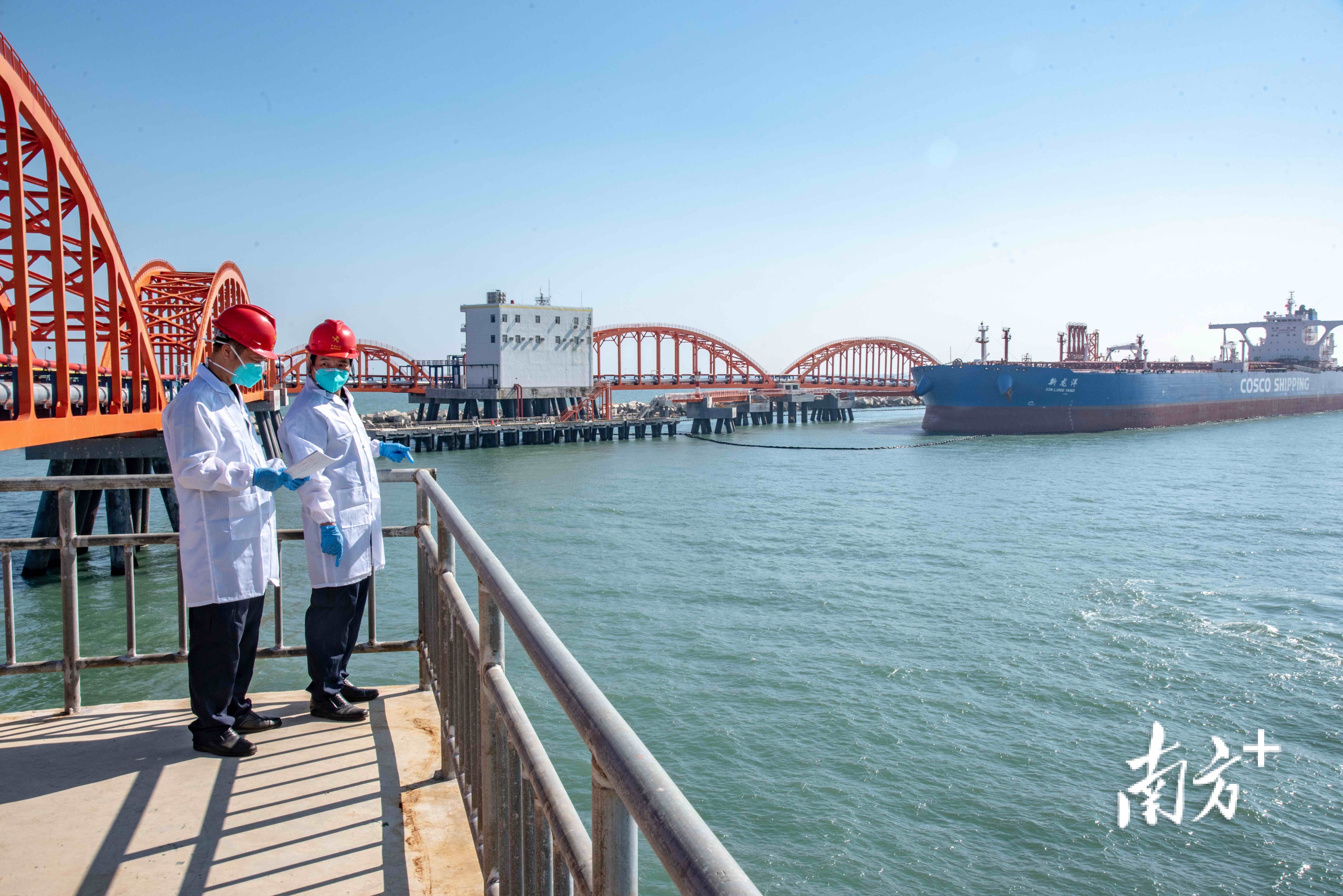 揭阳海关关员对进口原油船舶实施现场监管。