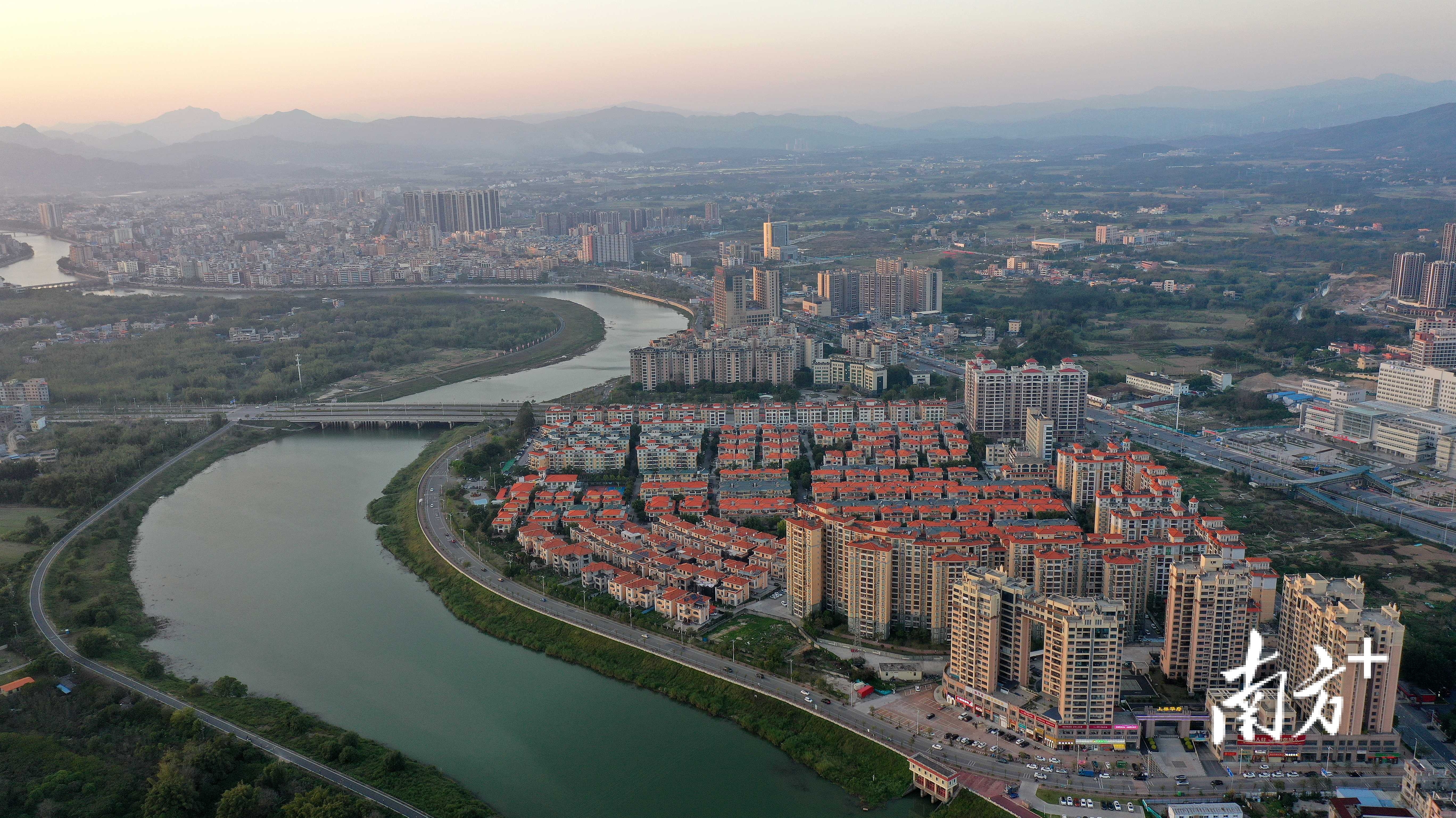  龙门县2022年实现地区生产总值203.21亿元，增长5.1％。图为龙门县城。南方日报记者 梁维春 摄