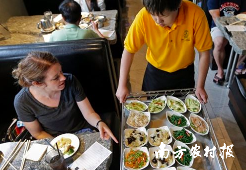 外国人在中餐馆点餐。