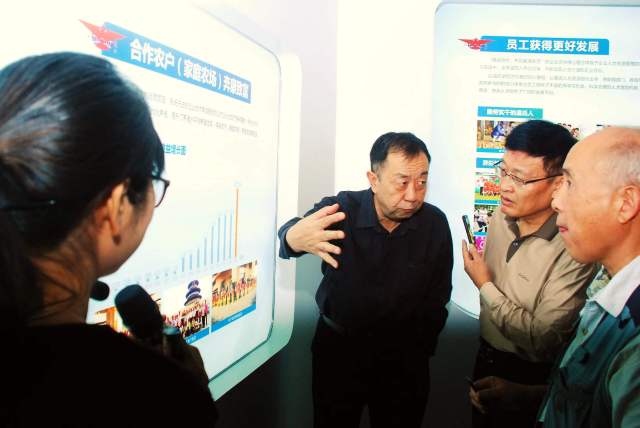每届中国农村发展论坛举办前，专家都会赴一线调研。图为专家调研温氏总部。