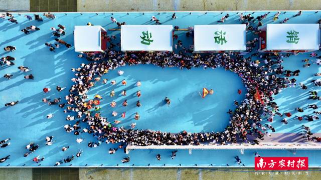 不少市民慕名前来，围观“网红”英歌舞