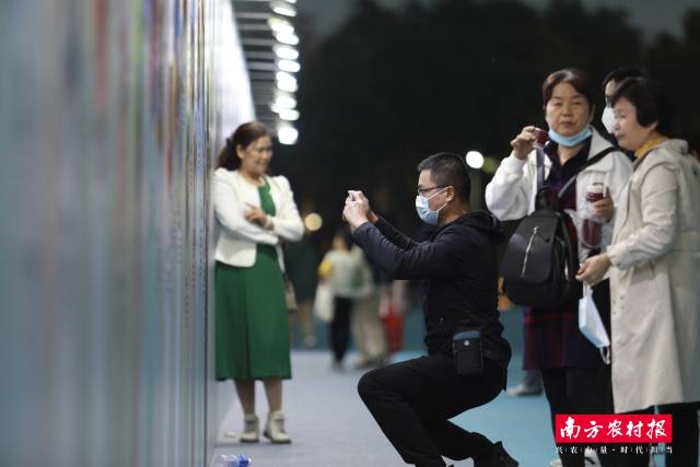 百名新农人主题展，吸引众多市民拍照打卡 